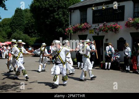 Morris Dancers Dancers, The Windmill Public House, Chipperfield, Hertfordshire, England, Großbritannien Stockfoto