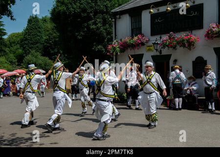 Morris Dancers Dancers, The Windmill Public House, Chipperfield, Hertfordshire, England, Großbritannien Stockfoto