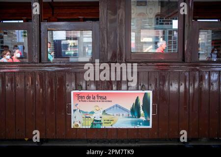 Der Erdbeerzug parkt am Bahnhof Aranjuez, Madrid, Spanien. Logo und Handel. Der Erdbeerzug ist der kommerzielle Name einer spanischen Tour Stockfoto