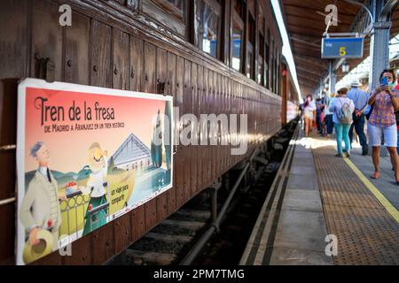 Der Erdbeerzug parkt am Bahnhof Aranjuez, Madrid, Spanien. Logo und Handel. Der Erdbeerzug ist der kommerzielle Name einer spanischen Tour Stockfoto