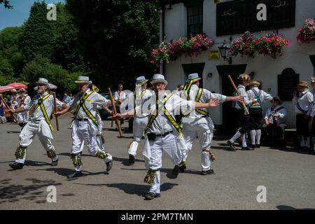 Morris Dancers Dancers, The Windmill Public House, Chipperfield, Hertfordshire, England, Großbritannien Stockfoto