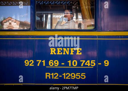 Der Erdbeerzug parkt am Bahnhof Aranjuez, Madrid, Spanien. Rene-Logo und Warenzeichen. Der Erdbeerzug ist der Handelsname, der einem S gegeben wird Stockfoto