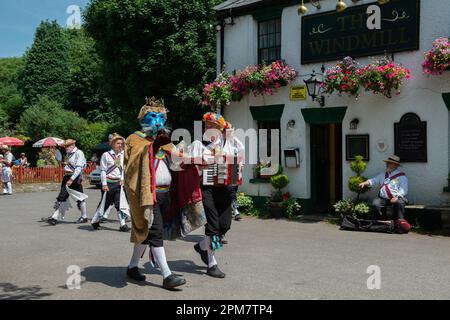 Morris-Tänzer mit Maske und Akkordeon, The Windmill Public House, Chipperfield, Hertfordshire, England, Großbritannien Stockfoto