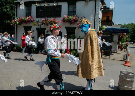 Morris Tänzer tanzen und winken Taschentücher, The Windmill Public House, Chipperfield, Hertfordshire, England, Großbritannien Stockfoto