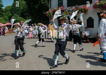 Morris Tänzer tanzen und winken Taschentücher, The Windmill Public House, Chipperfield, Hertfordshire, England, Großbritannien Stockfoto