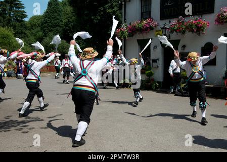 Morris Tänzer tanzen und winken Taschentücher, The Windmill Public House, Chipperfield, Hertfordshire, England, Großbritannien Stockfoto