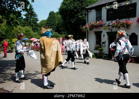 Maskierter Mann applaudiert Morris Tänzern, The Windmill Public House, Chipperfield, Hertfordshire, England, Großbritannien Stockfoto