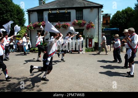 Morris Tänzer tanzen und winken Taschentücher, The Windmill Public House, Chipperfield, Hertfordshire, England, Großbritannien Stockfoto