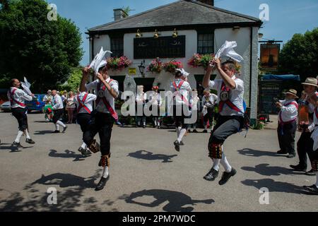 Morris Tänzer tanzen und winken Taschentücher, The Windmill Public House, Chipperfield, Hertfordshire, England, Großbritannien Stockfoto
