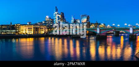 Nacht in London, Southwark Bridge ane Wolkenkratzer über der Themse, London, England Stockfoto