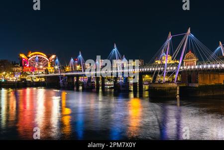 Nacht in London, Hungerford Bridge und Golden Jubilee Bridges über der Themse, London, England Stockfoto
