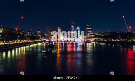 Nacht in London, Lambeth Bridge ane Wolkenkratzer über der Themse, London, England Stockfoto