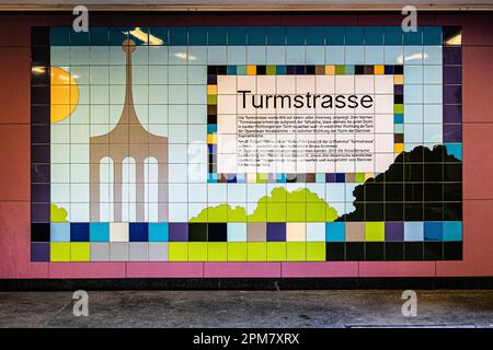 U Turmstraße, U-Bahn-Station bedient U9 Linie, die am 28 1961. August eröffnet wurde, Moabit-Mitte, Berlin. Innenraum des Bahnhofs, Eingangshalle. Stockfoto