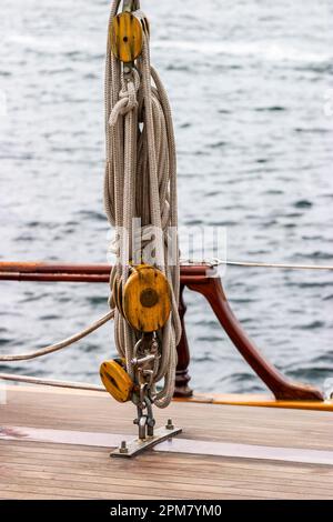 Steine und Truppen mit Seilen auf einem Boot Stockfoto