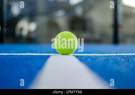 Leuchtend blaue Tennis-, Paddle- oder Pickleball-Court Nahaufnahme der Service-Linie im Freien. Selektiver Fokus Stockfoto