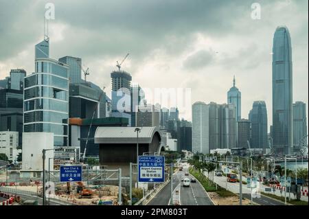 Hongkong, China. 24. März 2023. Im Hintergrund sehen Sie eine Baustelle mit Wolkenkratzern und Skyline des Finanzviertels auf Hong Kong Island. Kredit: SOPA Images Limited/Alamy Live News Stockfoto