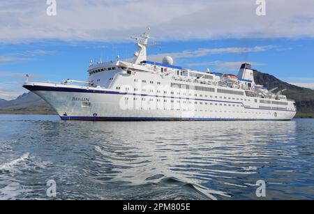 Das kleine klassische Kreuzfahrtschiff MS Berlin (heute Traumgöttin) vor Anker in Djúpivogur, Island. Vintage-Kreuzfahrten, Foto von Passagierschiffen Stockfoto