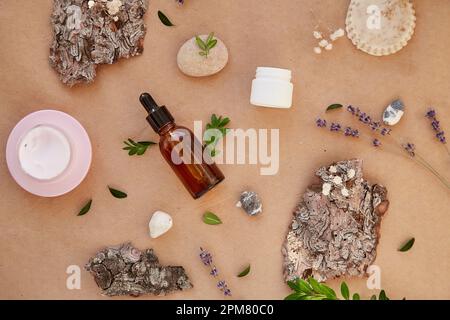 Tropfenserumglasflasche mit Hyaluronsäure, Mucincreme, natürlicher Haferseife. Natürliche Schönheitsbehandlungen Stockfoto