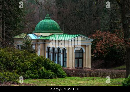 Pavillon of Forest Mineralwasserquelle im Kurpark Marianske Lazne (Marienbad) - Tschechische Republik, Europa Stockfoto