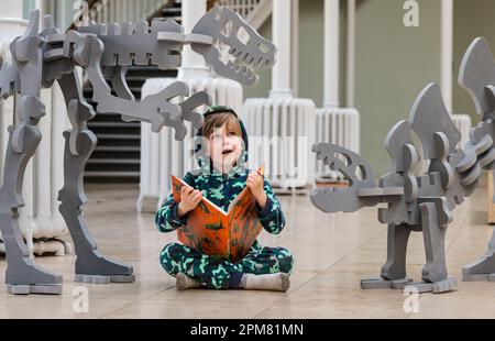 National Museum of Scotland, Edinburgh, Schottland, Großbritannien, 12. April 2023. Edinburgh Science Festival: Förderung des EarthFest im Museum. EarthFest bietet die Möglichkeit, mehr über unseren Planeten zu erfahren, die Tiere, die hier leben und wie wir uns um ihn kümmern können, mit Drop-in-Aktivitäten wie dem Bau eines Dinosaurierskeletts. Im Bild: Thane Elders (7 Jahre) bereitet sich dieses Wochenende auf das EarthFest vor und baut Dinosaurier selbst auf. Kredit: Sally Anderson/Alamy Live News Stockfoto