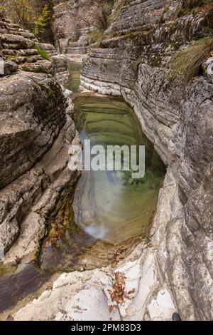 Grèce, Region de l'Epire, Monts Zagorohoria, Parc national des Gorges de Vikos-Aoos (Les Gorges les plus profondes du monde), les piscines naturelles de Papingo, appelée 'Kolymbithres' ou 'Ovidres' par les habitants /: Griechenland, Region Epirus, Zagorohoria-Gebirge, Vikos-Aoos-Schlucht-Nationalpark (die tiefsten Schluchten der Welt), die natürlichen Pools von Papingo, die von den Einheimischen als „Kolymbithres“ oder „Ovidres“ bezeichnet werden Stockfoto