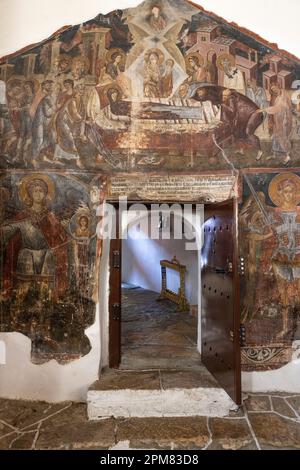 Griechenland, Region Epirus, Zagorohoria-Gebirge, Vikos-Aoos-Schlucht-Nationalpark (die tiefsten Schluchten der Welt), Gemälde des Klosters St. Panrasceve (Agia Paraskevi) in Monodendri Stockfoto
