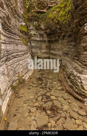 Grèce, Region de l'Epire, Monts Zagorohoria, Parc national des Gorges de Vikos-Aoos (Les Gorges les plus profondes du monde), les piscines naturelles de Papingo, appelée 'Kolymbithres' ou 'Ovidres' par les habitants /: Griechenland, Region Epirus, Zagorohoria-Gebirge, Vikos-Aoos-Schlucht-Nationalpark (die tiefsten Schluchten der Welt), die natürlichen Pools von Papingo, die von den Einheimischen als „Kolymbithres“ oder „Ovidres“ bezeichnet werden Stockfoto