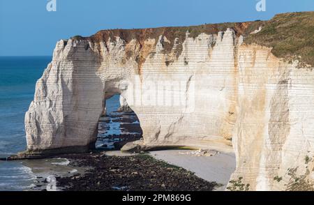 Frankreich, seine-Maritime, Pays de Caux, Alabasterküste (Cote d'Albatre), Etretat, La Manneporte, hochauflösendes Panorama, das Touristen im Detail zeigt, die Risiken auf den Klippen eingehen Stockfoto