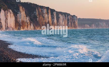 Frankreich, seine-Maritime, Pays de Caux, Alabasterküste (Cote d'Albatre), Dieppe, Pourville Klippen bei Sonnenuntergang Stockfoto