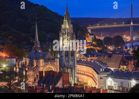 Frankreich, seine Maritime, Caudebec-en-Caux, auch Rives-en-seine genannt, Ufer der seine, die Kirche Notre-Dame in der Dämmerung, das Stadtzentrum und die Brotonenbrücke im Hintergrund Stockfoto