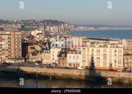 Frankreich, seine-Maritime, Pays de Caux, Alabasterküste (Cote d'Albatre), Dieppe, Hafen, Strand, Schloss und Klippen im Hintergrund Stockfoto