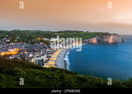 Frankreich, seine-Maritime, Pays de Caux, Alabasterküste (Cote d'Albatre), Etretat, erhöhte Aussicht auf die Stadt und beleuchtete Klippen, bei Sonnenuntergang Stockfoto