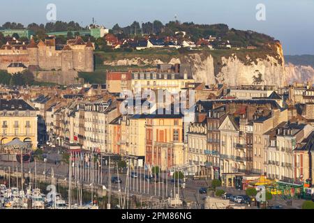 Frankreich, seine-Maritime, Pays de Caux, Alabasterküste (Cote d'Albatre), Dieppe, Hafen, Schloss und Klippen im Hintergrund Stockfoto