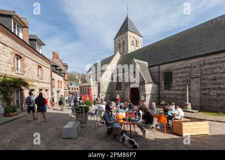 Frankreich, seine-Maritime, Veules-les-Roses, Zentrum des Dorfes, Touristen essen auf einer sonnigen Terrasse vor der Kirche Stockfoto