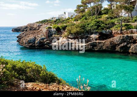 Cala d’Or, Mallorca, Balearische Inseln, Spanien - 28. März 2023. Blick auf die Lagune und Küste von Cala Egos, Mallorca Stockfoto