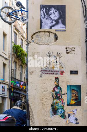 Frankreich, Herault (34), Montpellier, Papiere an den Wänden der Gassen im historischen Zentrum der Stadt, eingebautes Fahrradwerk des Künstlers Monsieur BMX Stockfoto