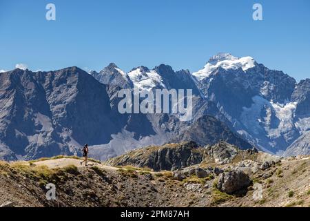 Frankreich, Savoie, Valloire, Cerces Massif, Cerces Lake, Leute, die Laufstrecken üben, im Hintergrund das Ecrins-Massiv, der Gipfel des Barre des Ecrins (4102 M) Stockfoto