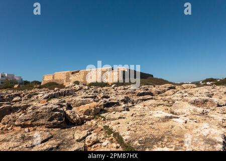 Cala d’Or, Mallorca, Balearische Inseln, Spanien. 29. März 2023, Blick auf Fort Es Forti, Mallorca Stockfoto