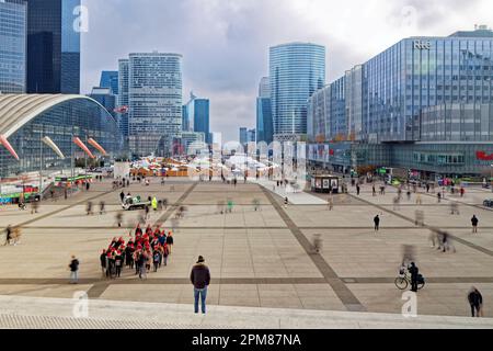 Frankreich, Hauts-de-seine, Puteaux, Bezirk La Défense, Treppe unter dem Grande Arche de la Défense des Architekten Otto von Spreckelsen, Esplanade de La Défense, CNIT (Center for New Industries and Technologies), Weihnachtsmarkt im Zentrum der Esplanade de La Défense, in der Ferne Arc de Triomphe Stockfoto