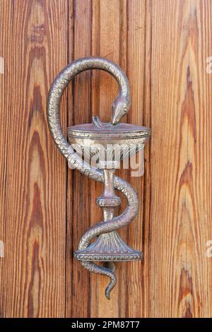 Spanien, Balearen, Mallorca, Serra de Tramuntana, UNESCO-Weltkulturerbe, Valldemossa, Griff einer Eingangstür, Symbol der Apotheker Stockfoto
