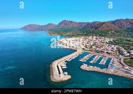 Spanien, Balearen, Mallorca, Bucht von Alcúdia, Colonia de Sant Pere, Stadt am Meer und Hafen, im Hintergrund der Naturpark Península de Llevant und die Berge (Luftaufnahme) Stockfoto