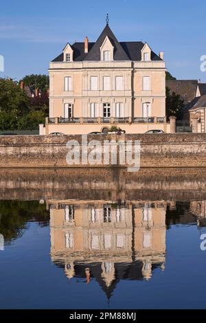 Frankreich, Mayenne, Chateau Gontier sur Mayenne, charmantes Haus am Ufer des Flusses Stockfoto
