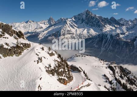 Frankreich, Haute-Savoie, Chamonix-Mont-Blanc, Massiv Aiguilles Rouges, Naturschutzgebiet Aiguilles Rouges, Seilbahn Brevent und Blick auf Aiguilles de Chamonix (Luftaufnahme) Stockfoto