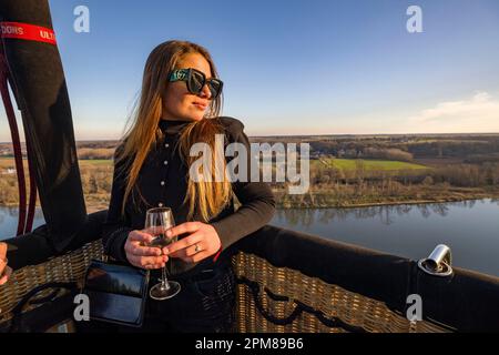 Frankreich, Indre et Loire, Cangey, Überquerung der Loire aus einem Heißluftballon mit dem Betreiber Aérocom (Luftaufnahme) Stockfoto