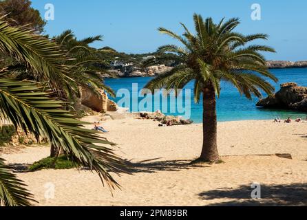 Cala d’Or, Mallorca, Balearische Inseln, Spanien. 29 März 2023, Blick auf den Strand Cala des Pou, Mallorca Stockfoto