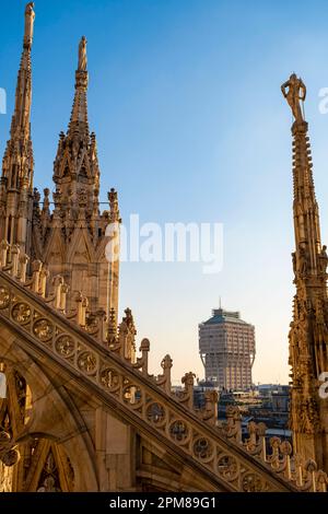 Italien, Lombardei, Mailand, Piazza del Duomo, Blick auf den Velasca-Turm vom Dach der Geburtskirche (Dom), erbaut zwischen dem 14. Und 19. Jahrhundert, im flamboyantgotischen Stil Stockfoto