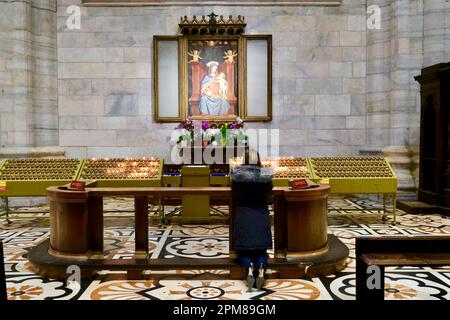 Italien, Lombardei, Mailand, Piazza del Duomo, Innere der Geburtskirche der Heiligen Jungfrau (Duomo), erbaut zwischen dem 14. Und 19. Jahrhundert, im flamboyantgotischen Stil Stockfoto