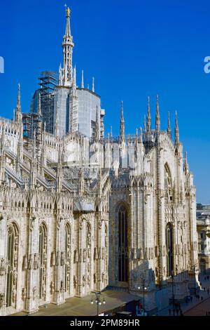 Italien, Lombardei, Mailand, Piazza del Duomo, Blick auf die Geburtskirche der Heiligen Jungfrau (Duomo) vom Museo del Novecento, das 2010 eröffnet wurde, ein Museum, das der Kunst des 20. Jahrhunderts gewidmet ist und von den Architekten Italo Rota und Fabio Fornasari entworfen wurde Stockfoto