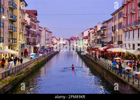 Italien, Lombardei, Mailand, Bezirk Navigli, Alzaia Naviglio Grande, Der Naviglio Grande Kanal wurde zwischen dem 12. Und 14. Jahrhundert zwischen dem Tessin und Mailand erbaut Stockfoto