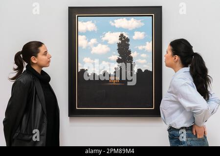 London, Großbritannien. 12. April 2023. RENÉ MAGRITTE, L'Empire des lumières, August bis September 1951, geschätzt 35-45 Mio. USD. Highlights von Sotheby's Blockbuster May Sales vor den nächsten Auktionen in New York. Kredit: amer Ghazzal/Alamy Live News Stockfoto